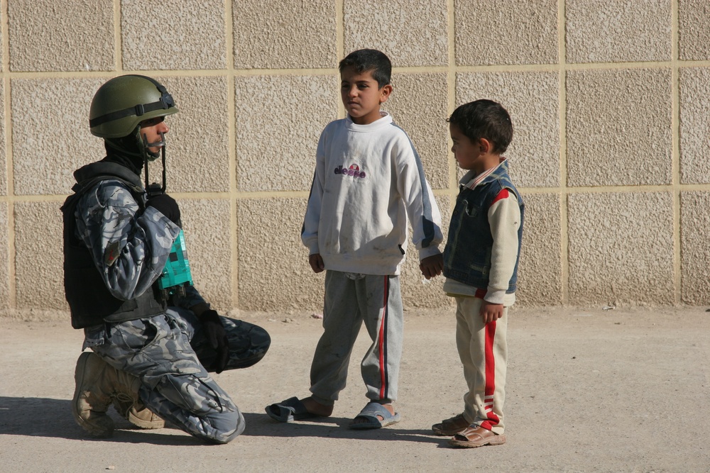 U.S. Marines, Iraqi police participate in joint patrol