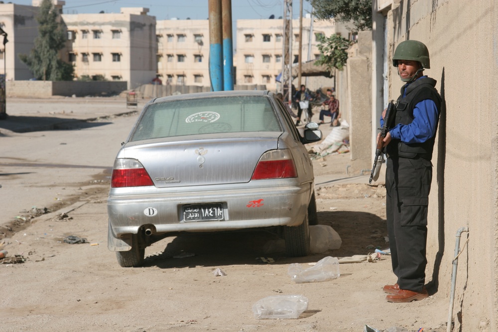 U.S. Marines, Iraqi police participate in joint patrol