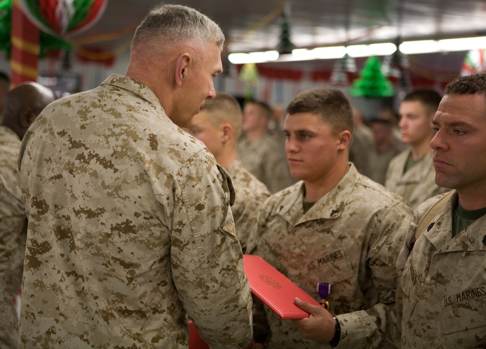 Corps' top leaders visit al Anbar Marines