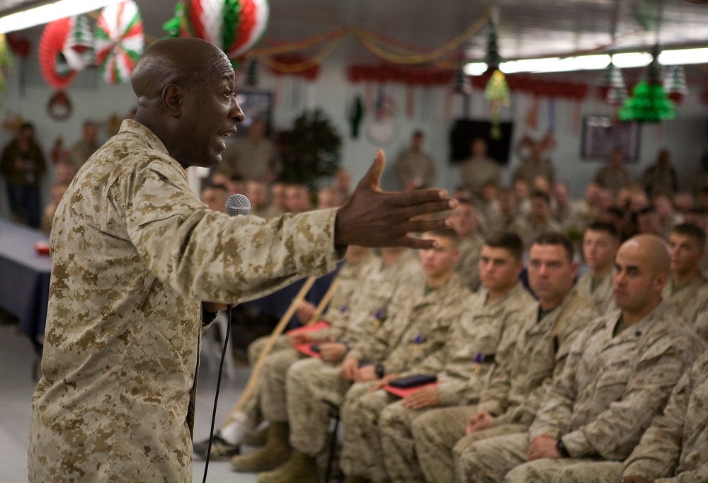 Corps' top leaders visit al Anbar Marines