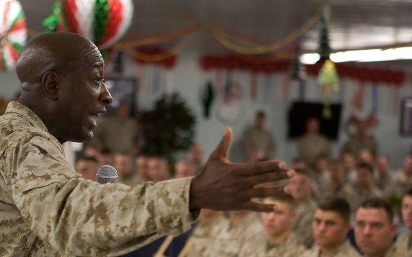 Corps' top leaders visit al Anbar Marines