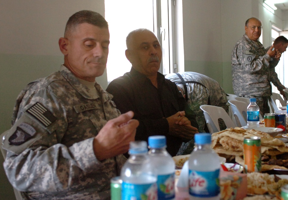 Coalition commander meets with Iraqi general, Kurdish leaders