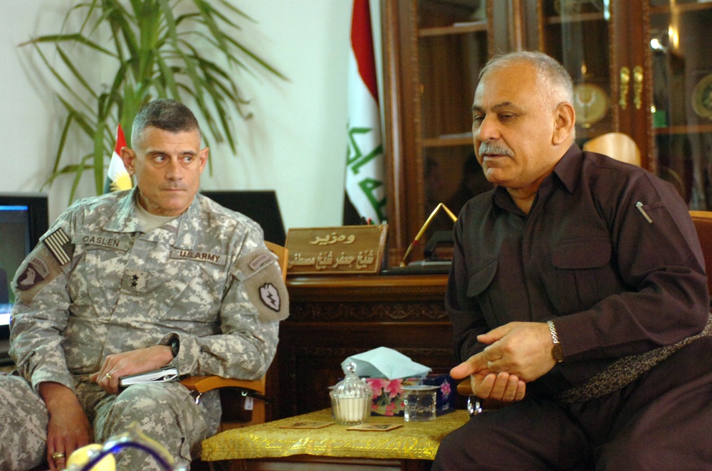 Coalition commander meets with Iraqi general, Kurdish leaders