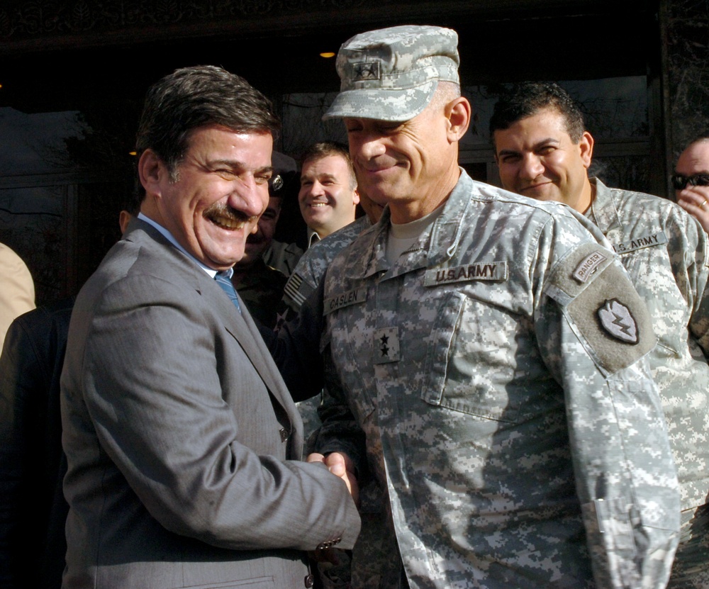 Coalition commander meets with Iraqi general, Kurdish leaders