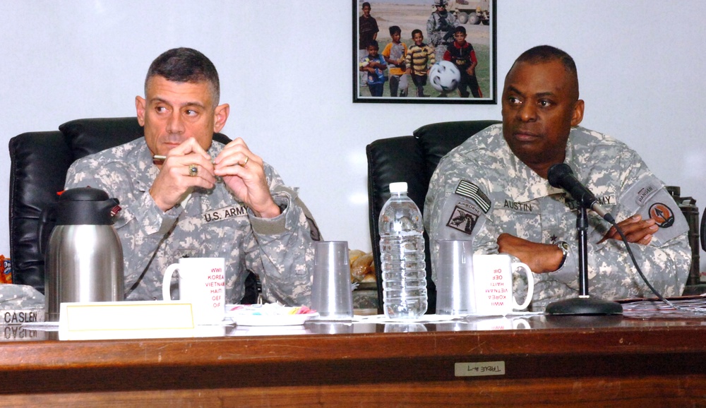 Multi-National Corps - Iraq commander visits Task Force Lightning staff