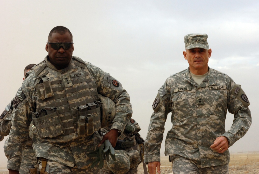 Multi-National Corps - Iraq commander visits Task Force Lightning staff