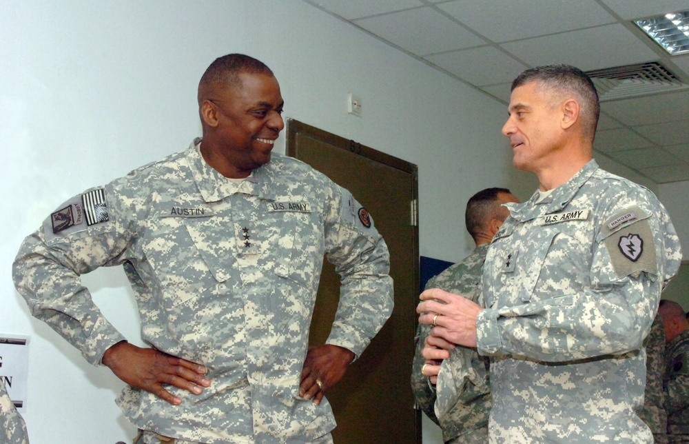 Multi-National Corps - Iraq commander visits Task Force Lightning staff