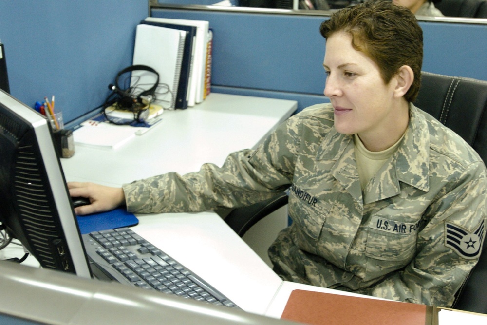 Air Force cell supports Army, Multi-National Division – Center mission