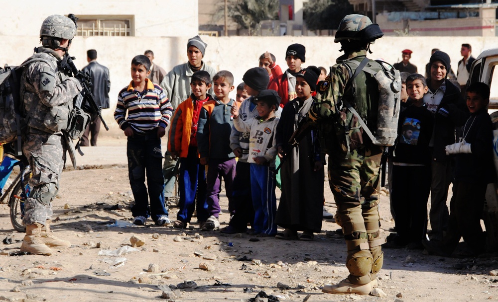 Iraqi Army, U.S. Soldiers Conduct Reconnaissance Patrol in Hamza