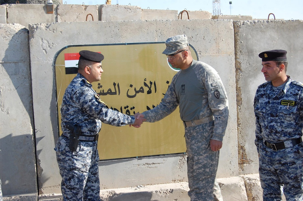 Wolfhounds, Iraqi Security Force raise Iraqi flag over JSS Istaqlal