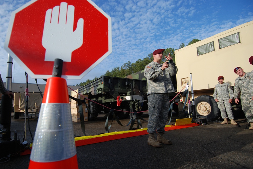 &quot;A team of teams&quot;: Cross Briefs teach Special Troops Battalion Paratroopers about unit capabilities