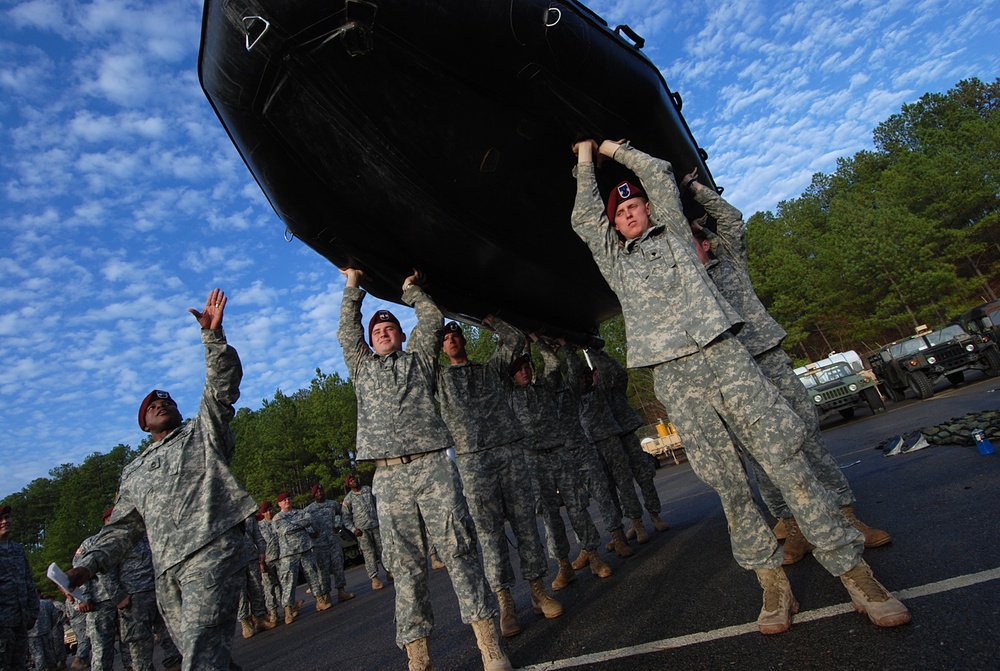 &quot;A team of teams&quot;: Cross Briefs teach Special Troops Battalion Paratroopers about unit capabilities