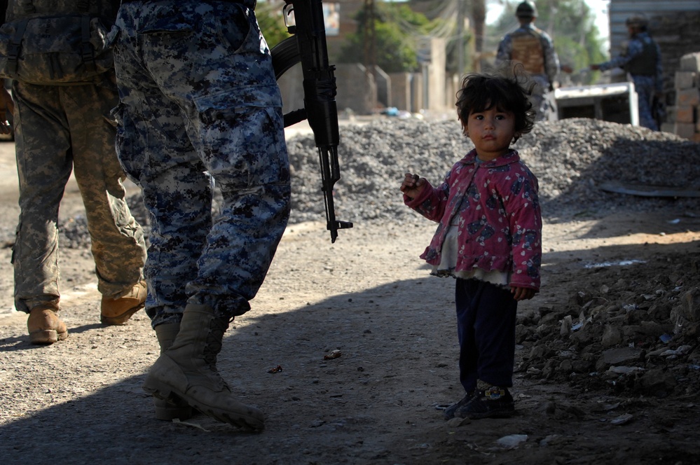 Joint U.S. Army, Iraqi police patrol