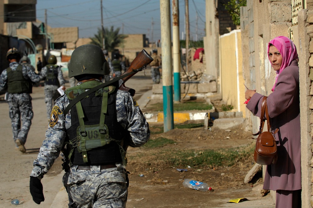 Joint U.S. Army, Iraqi police patrol