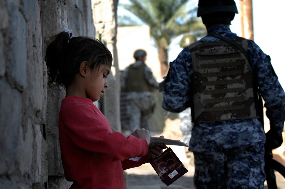 Joint U.S. Army, Iraqi police patrol