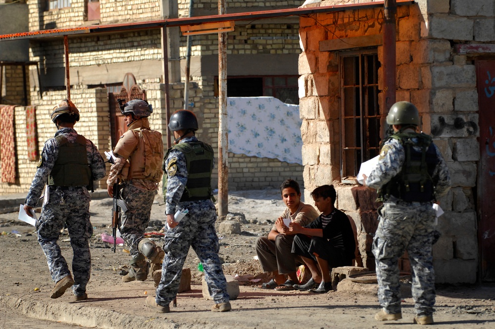 Joint U.S. Army, Iraqi police patrol