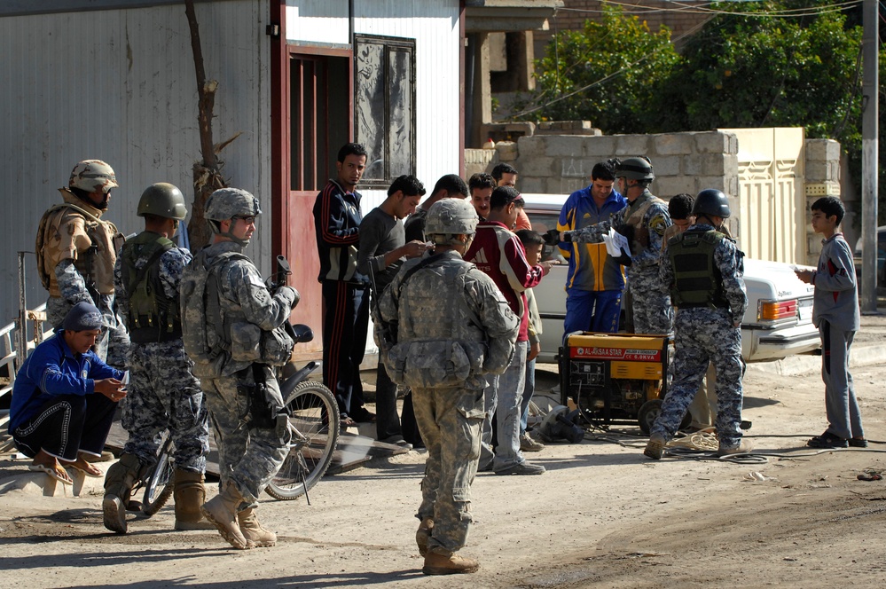 Joint U.S. Army, Iraqi police patrol