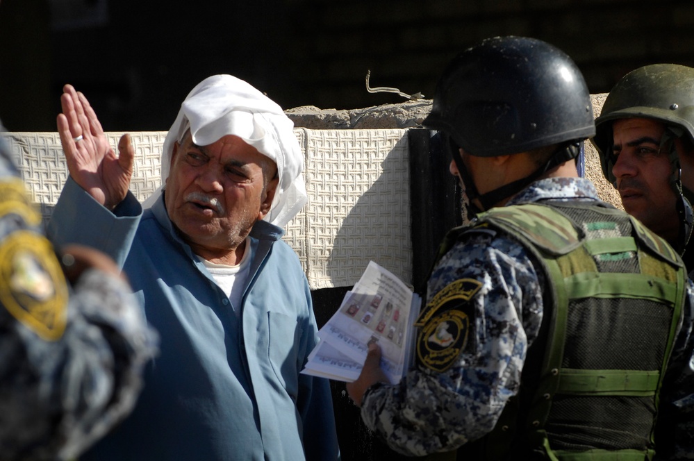 Joint U.S. Army, Iraqi police patrol