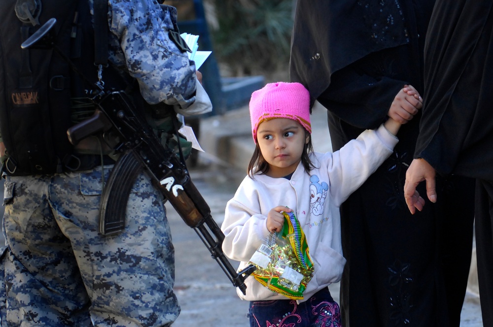 Joint U.S. Army, Iraqi police patrol