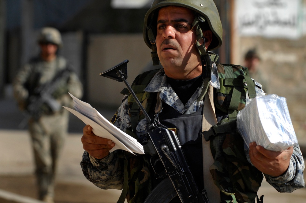 Joint U.S. Army, Iraqi police patrol