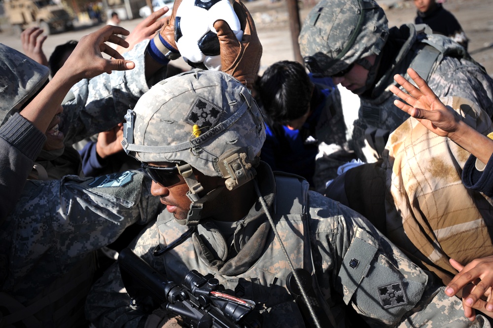 Joint U.S. Army, Iraqi police patrol