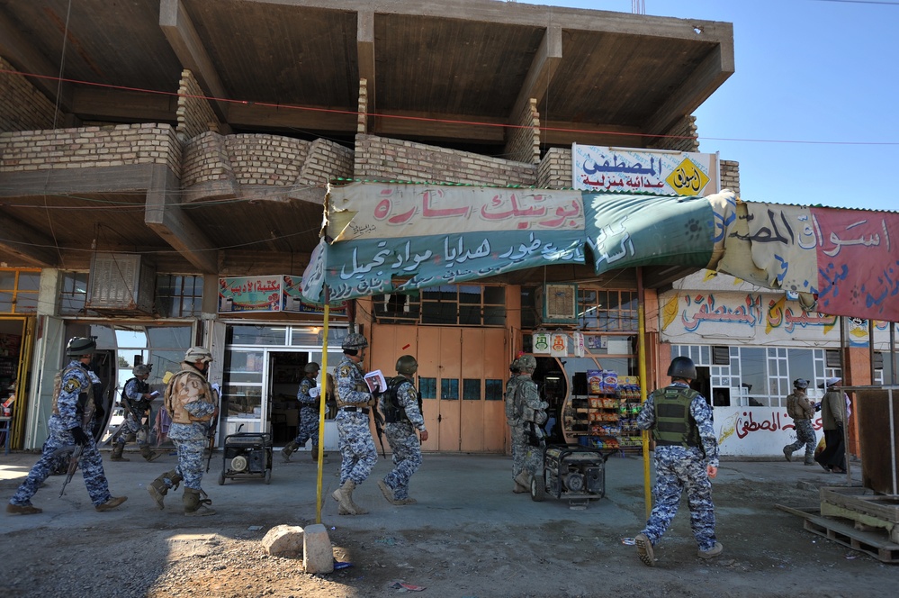 Joint U.S. Army, Iraqi police patrol