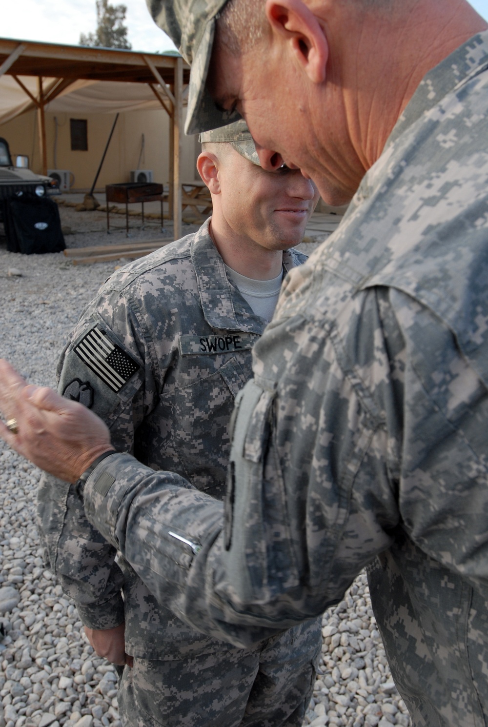 Soldiers receive &quot;Tropic Lightning&quot; combat patch