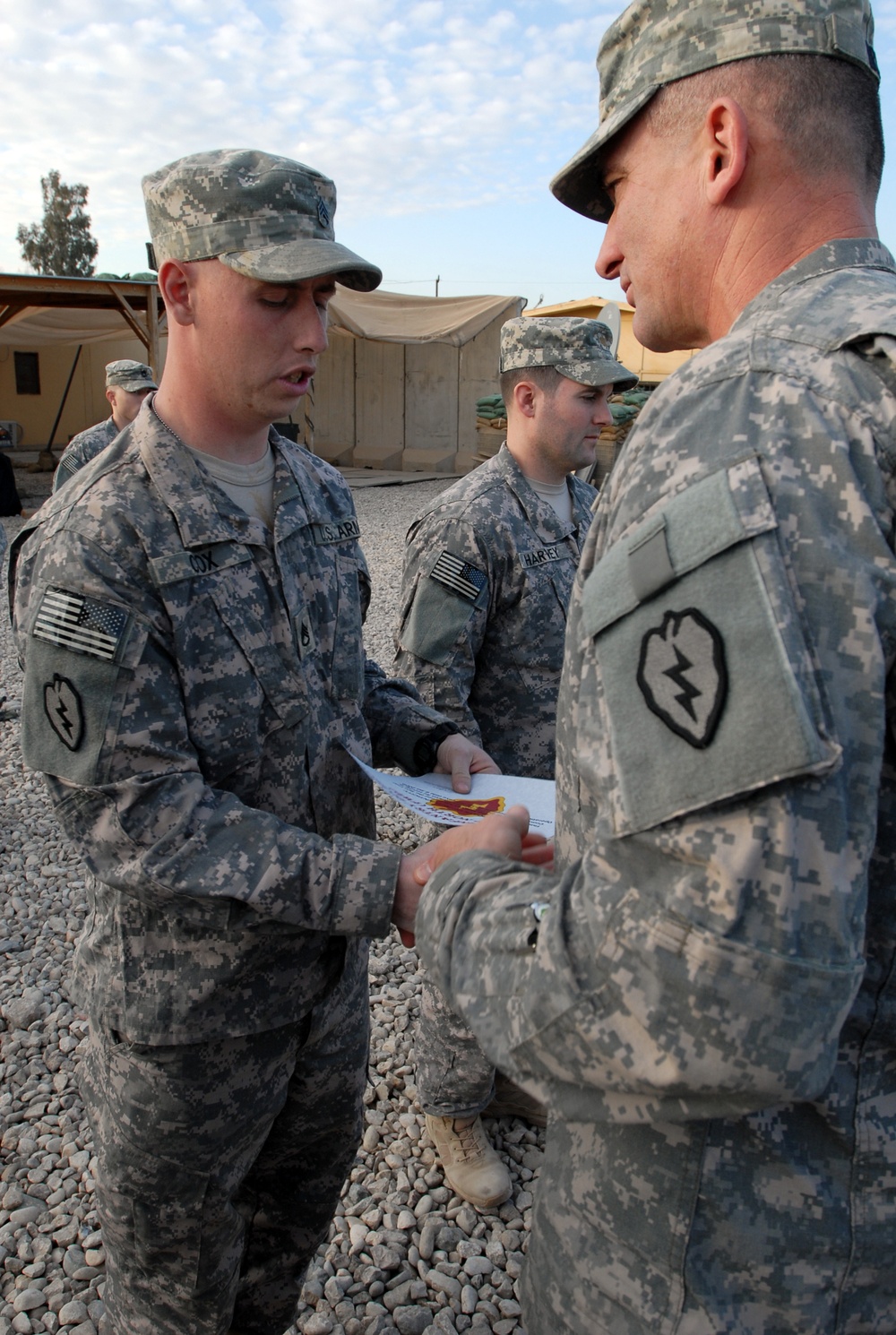 Soldiers receive &quot;Tropic Lightning&quot; combat patch