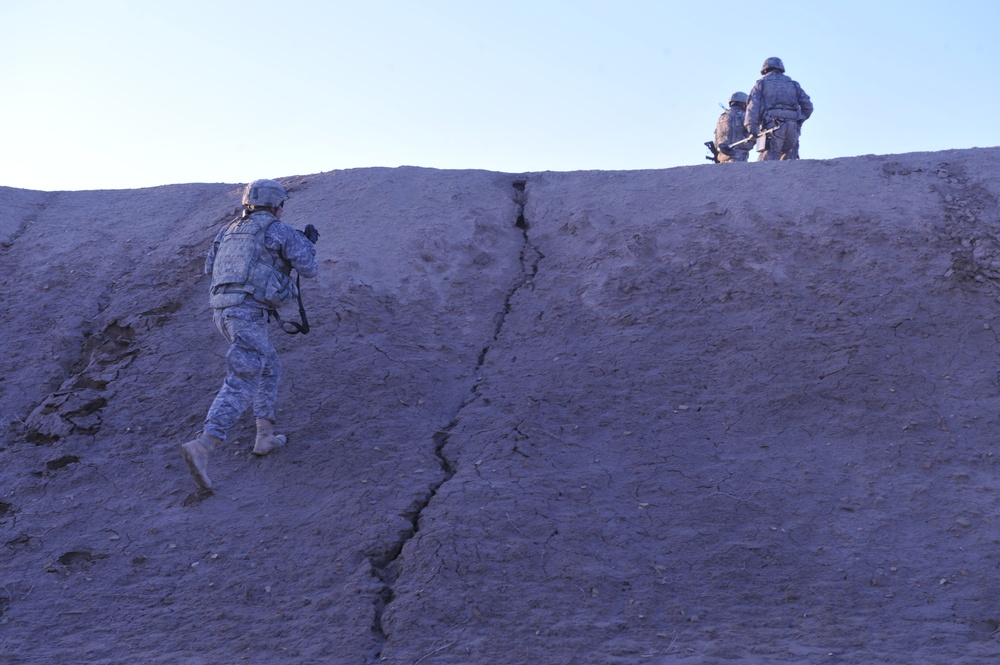 U.S., Iraqi soldiers clear Diyala River Valley