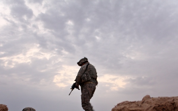 Cacti Soldiers Meet With Sons of Iraq, Clean Up Weapons Caches