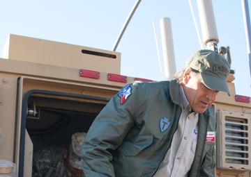 Governor Rick Perry visits Texas Guardsmen in Iraq