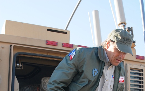 Governor Rick Perry visits Texas Guardsmen in Iraq