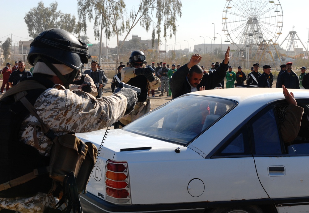 Iraqis celebrate Iraqi Police Day in Diwaniya