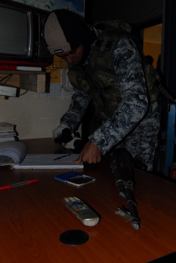 Iraqi police learn proper search procedures