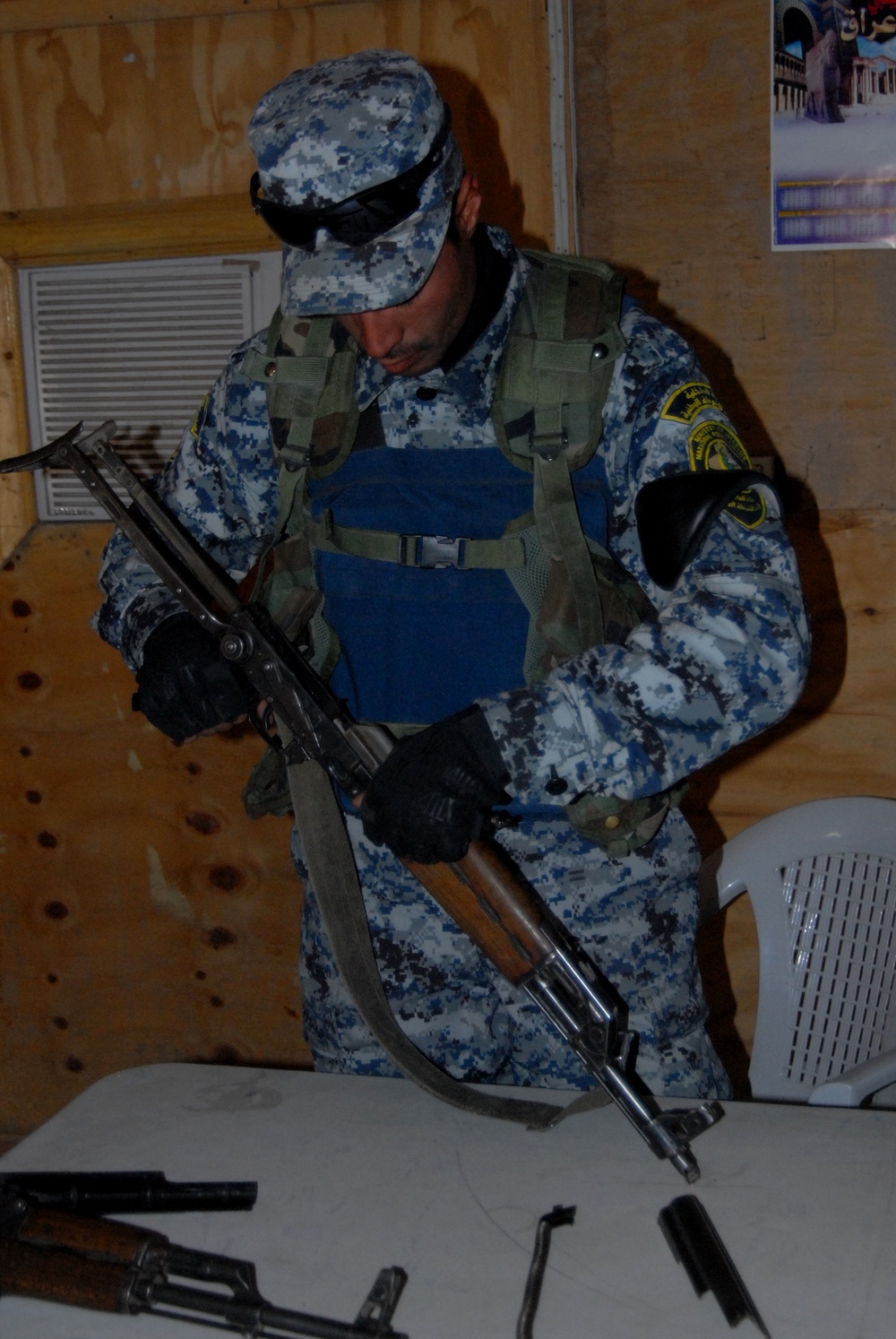 Iraqi police learn proper search procedures