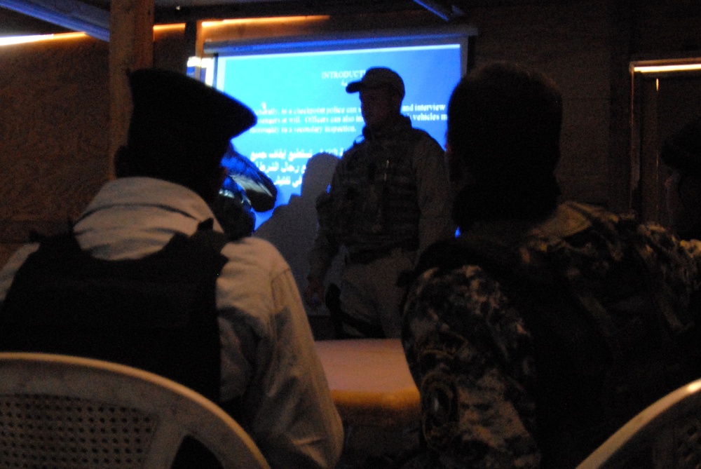 Iraqi police learn proper search procedures
