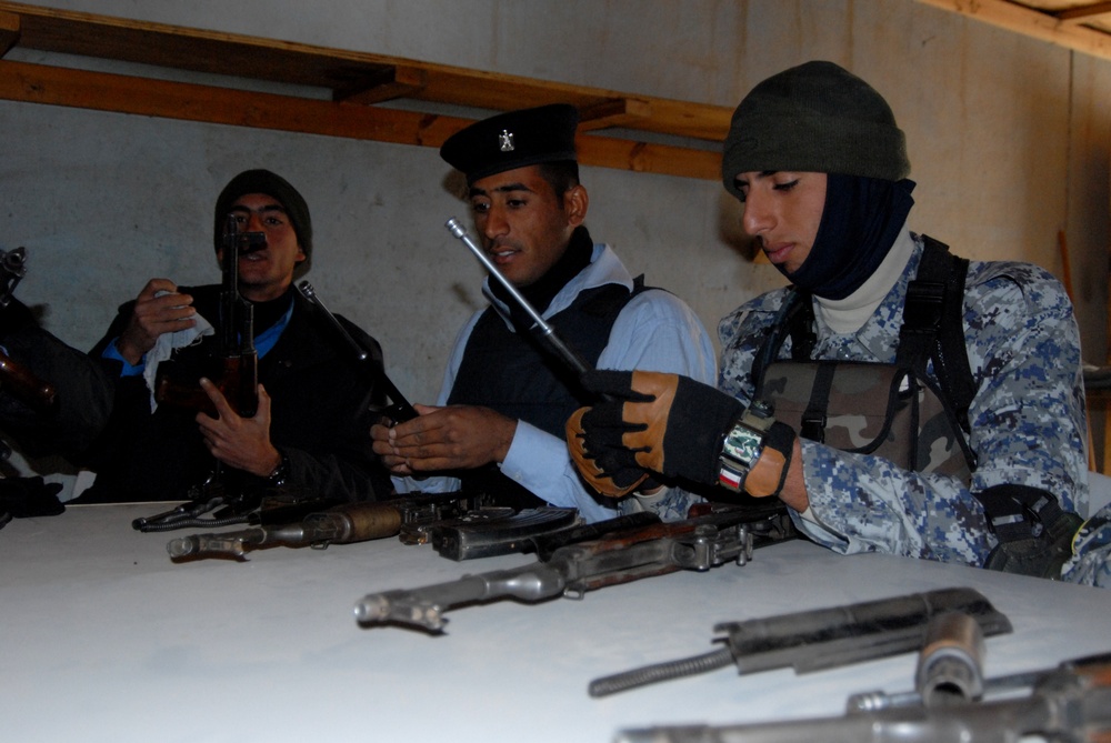 Iraqi police learn proper search procedures
