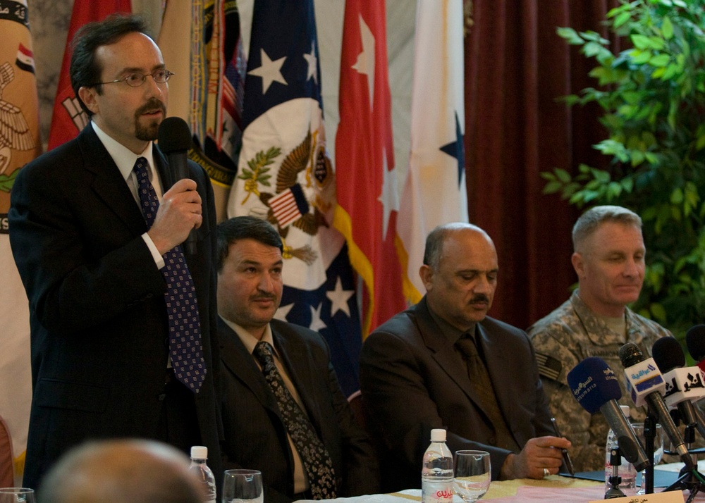 Iraqi, U.S. leaders in Baghdad sign memorandum of understanding