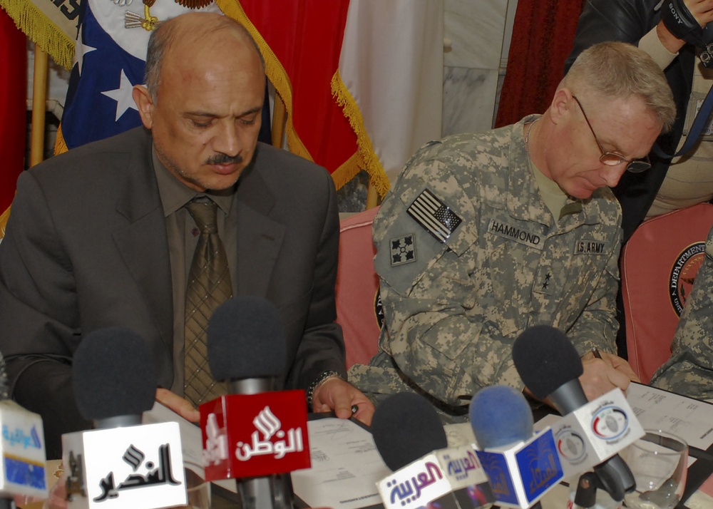 Iraqi, U.S. leaders in Baghdad sign memorandum of understanding