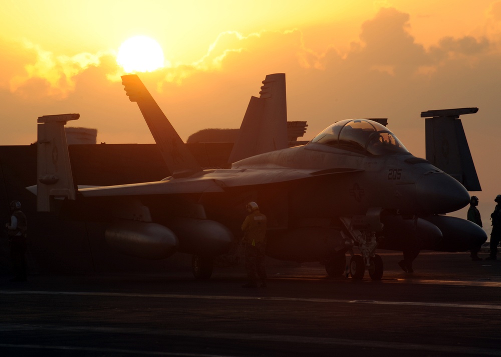 DVIDS - Images - Flight Deck Personnel on USS Theodore Roosevelt [Image ...