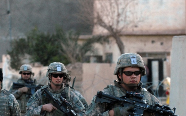 Soldiers secure sites for Iraqi election