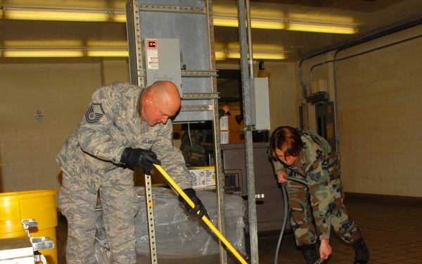 Iowa Soldiers and Airmen Turn School Into Temporary Living Quarters for 1,000 Troops