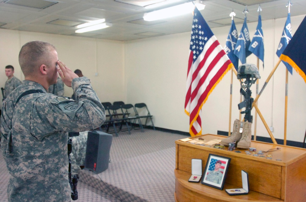 Paratroopers honor fallen comrade