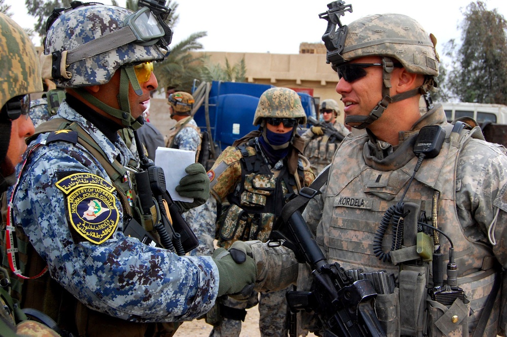 Wolfhounds, Iraqi Police keep streets of Husseniyah safe