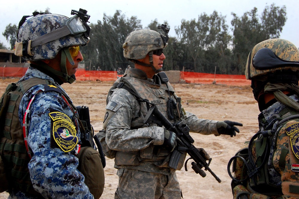 Wolfhounds, Iraqi Police keep streets of Husseniyah safe