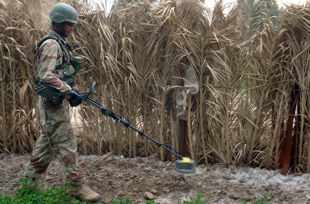 Ace High Soldiers, Iraqi Army conduct cache clearance operations