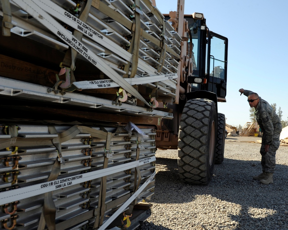 Iraqi Air Force Receives First Pallets