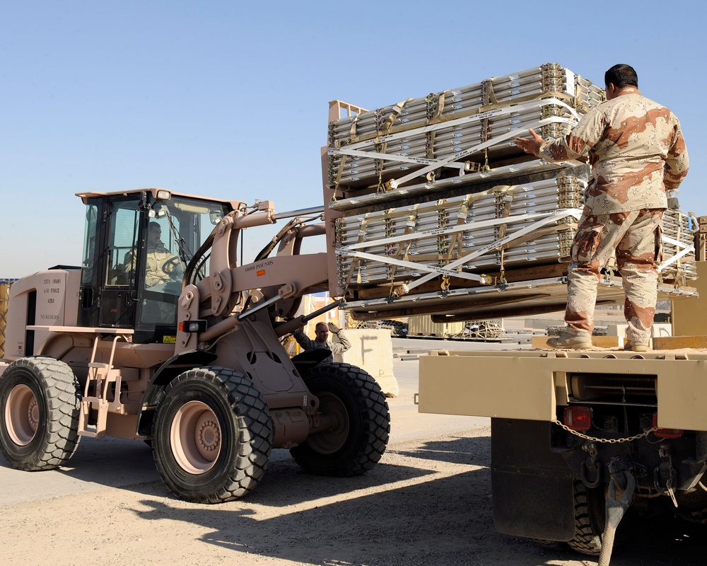 Iraqi Air Force Receives First Pallets