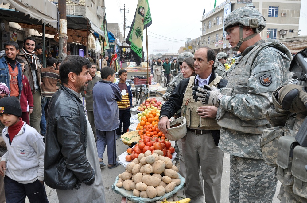 Multi-National Forces - Iraq commanding general visits Khalis with 1/25th Stryker Brigade Combat Team