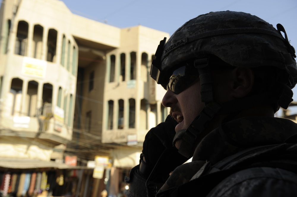 Patrol in the Al Rissala market in Mosul